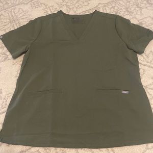 Figs 2 pocket scrub top NWOT